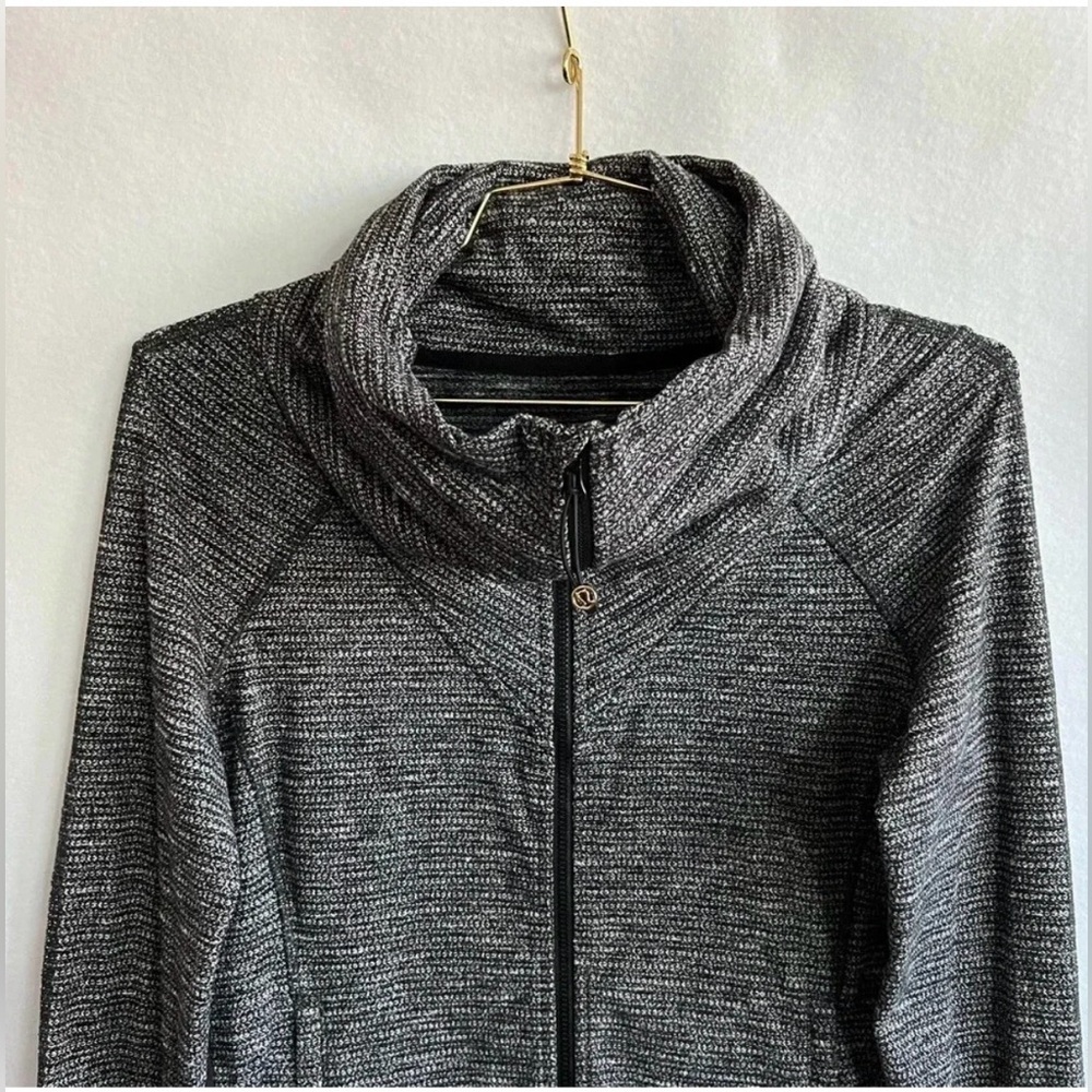 EUC Lululemon Be Present Jacket Coco Pique Black Size 8 Thumbholes Zip Closure - Picture 6 of 14